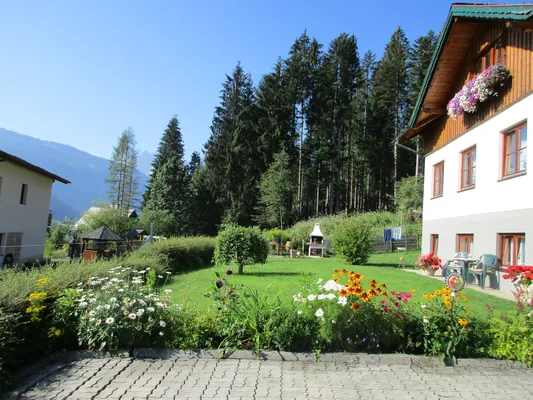 View into the garden of Apartment Egger in Gosau